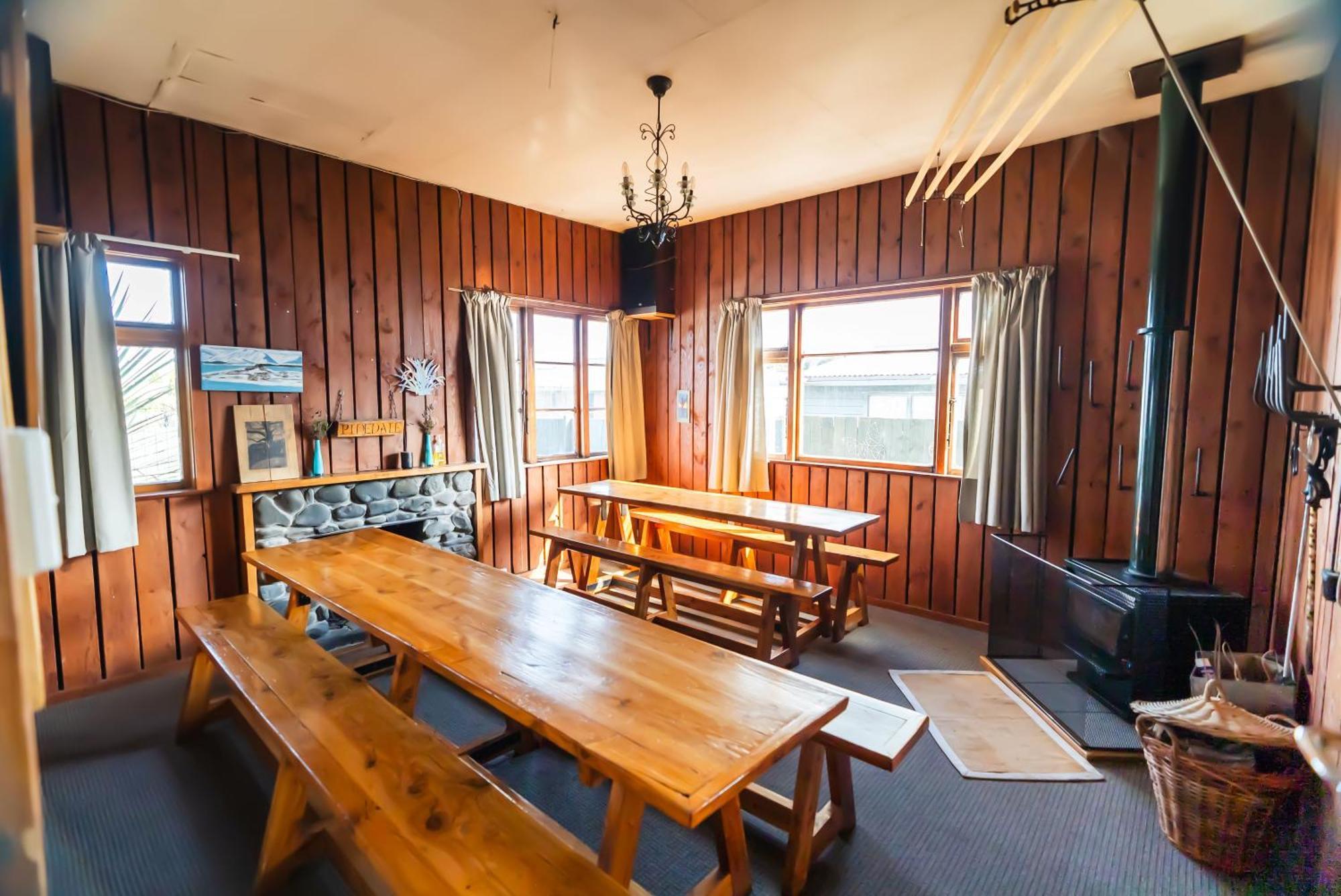 Pinedale Lodge & Apartment Метвен Екстериор снимка