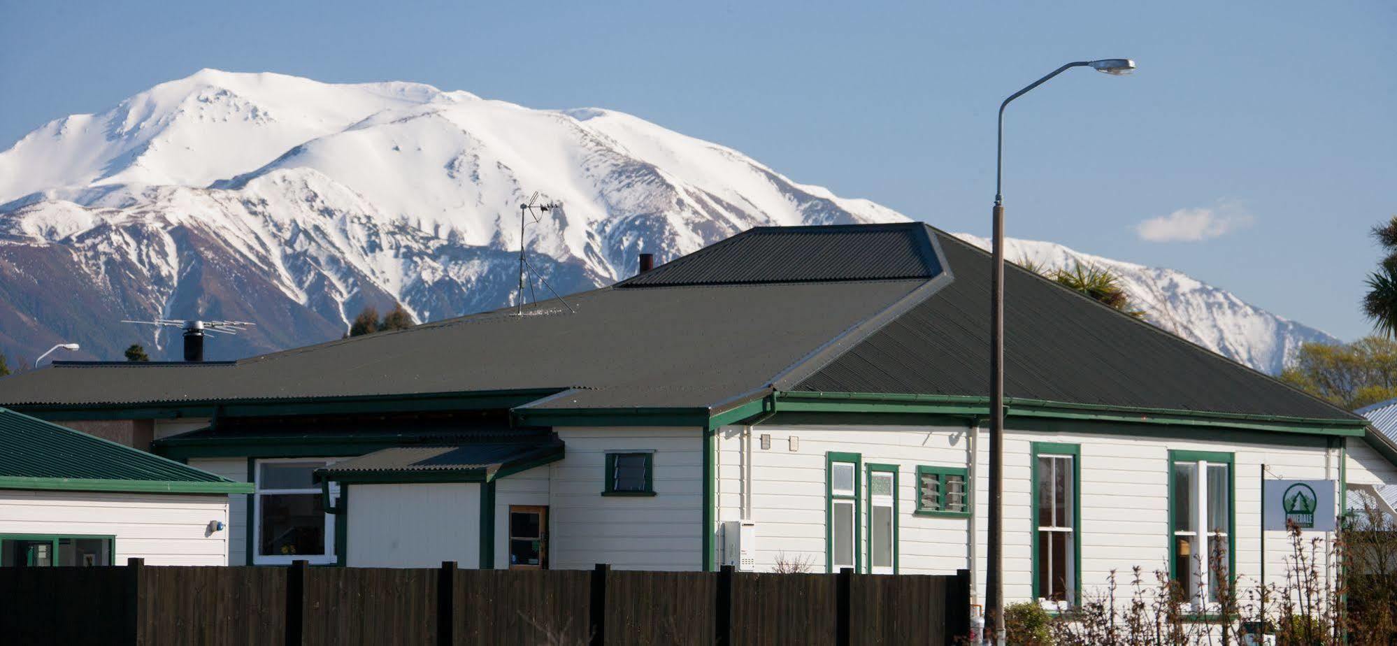 Pinedale Lodge & Apartment Метвен Екстериор снимка